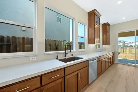 Kitchen - 1332 Bear Creek Dr, Rocklin, CA 95765 photo 6 of 8