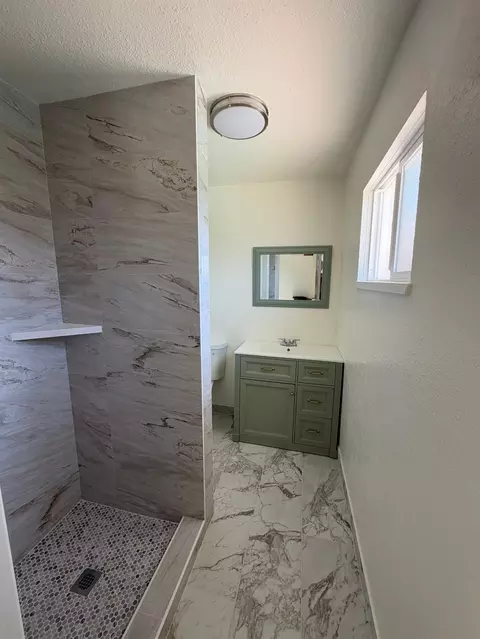 Bath - 2413 Murray St, Turlock, CA 95382 photo 4 of 6