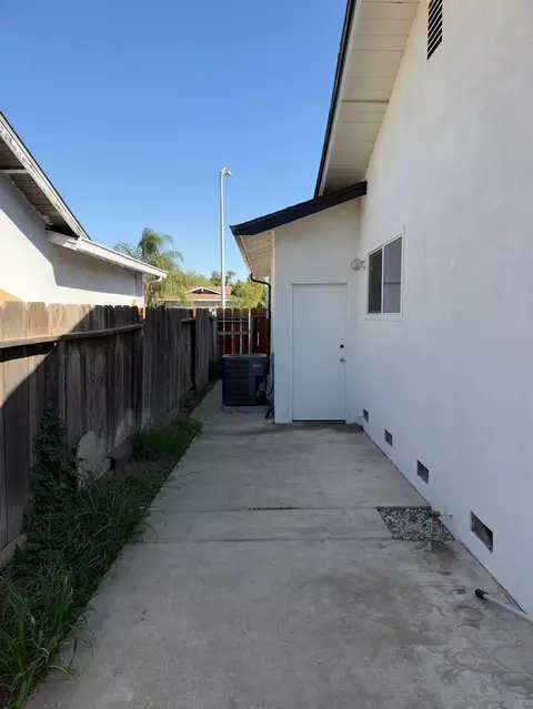 Exterior - 2413 Murray St, Turlock, CA 95382 photo 10 of 11