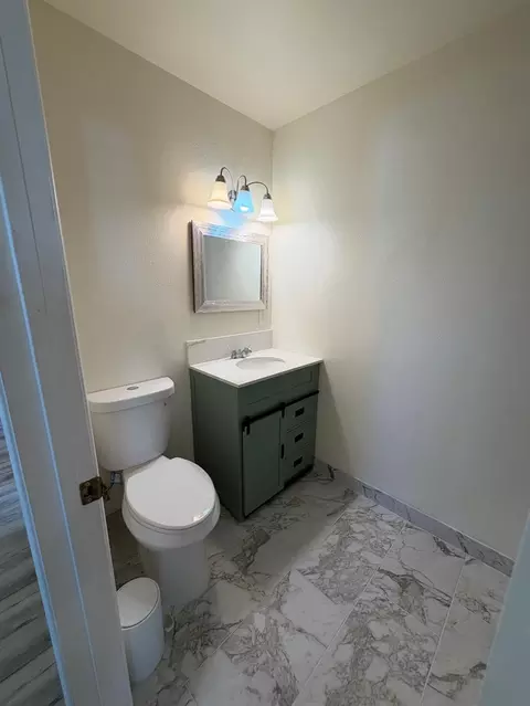 Bath - 2413 Murray St, Turlock, CA 95382 photo 3 of 6