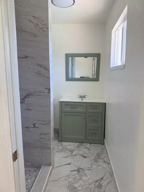 Bath - 2413 Murray St, Turlock, CA 95382 photo 6 of 6