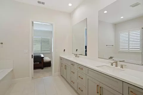 Bath - 2945 Coronado Dr, Lodi, CA 95242 photo 3 of 4