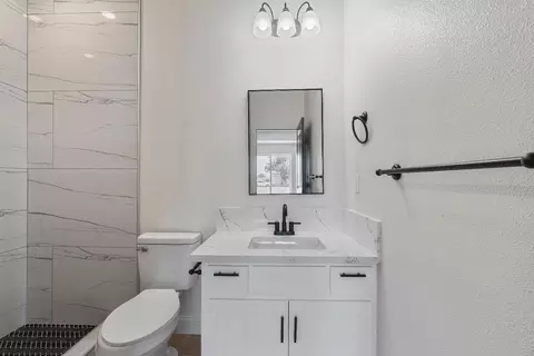 Bath - 21035 Forest Glen Rd, Madera, CA 93638 photo 3 of 4