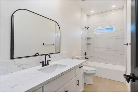 Bath - 21035 Forest Glen Rd, Madera, CA 93638 photo 2 of 4