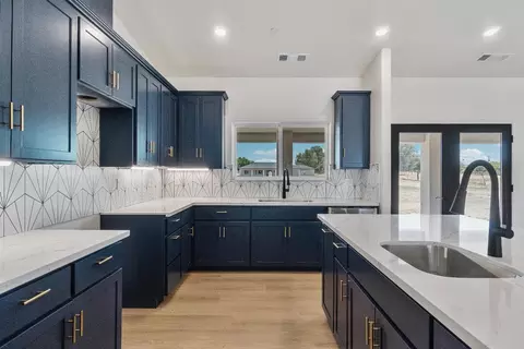 Kitchen - 21035 Forest Glen Rd, Madera, CA 93638 photo 5 of 5