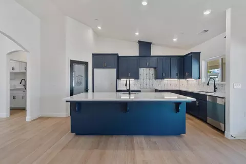 Kitchen - 21035 Forest Glen Rd, Madera, CA 93638 photo 1 of 5