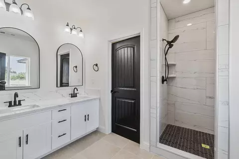 Bath - 21035 Forest Glen Rd, Madera, CA 93638 photo 1 of 4