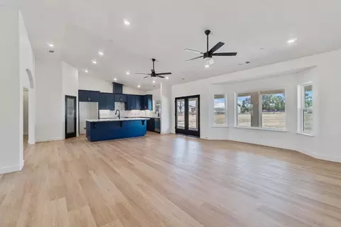 Living - 21035 Forest Glen Rd, Madera, CA 93638 photo 2 of 3
