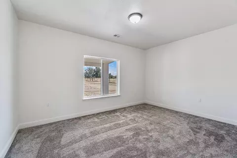 Bedroom - 21035 Forest Glen Rd, Madera, CA 93638 photo 2 of 5