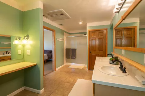 Bath - 14021 Murphy Pl, Grass Valley, CA 95945 photo 2 of 3