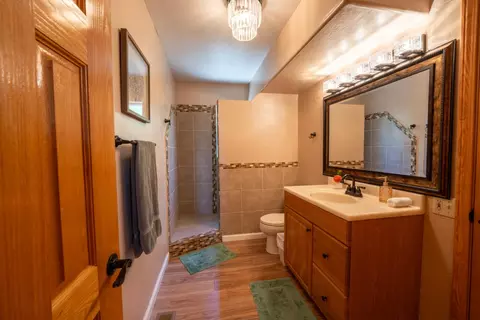 Bath - 14021 Murphy Pl, Grass Valley, CA 95945 photo 3 of 3