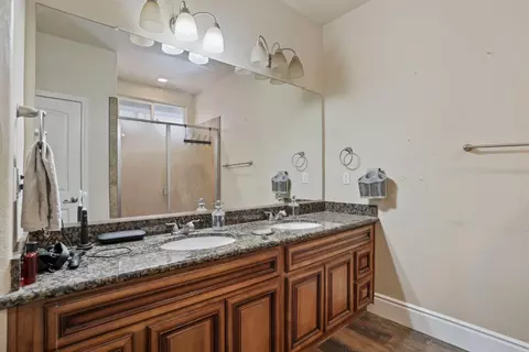Bath - 21187 E Rose Clover Ln, Linden, CA 95236 photo 4 of 5