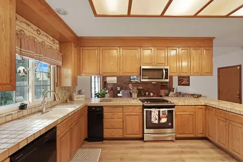 Kitchen - 438 Cork Oak Way, Lodi, CA 95242 photo 5 of 6