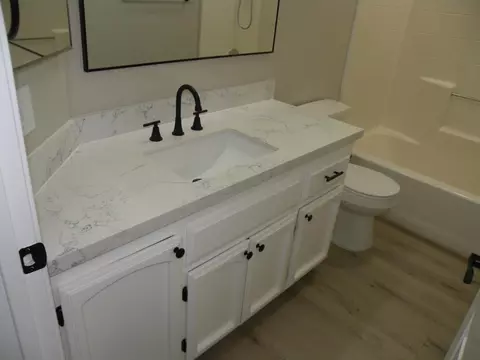 Bath - 1005 Vindel Ln, Modesto, CA 95350 photo 2 of 7