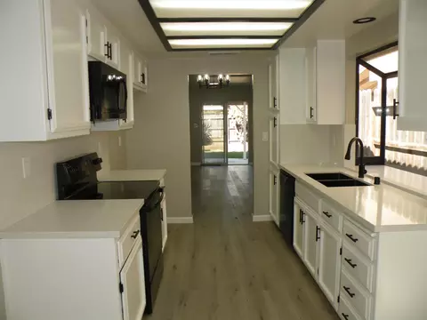 Kitchen - 1005 Vindel Ln, Modesto, CA 95350 photo 4 of 7
