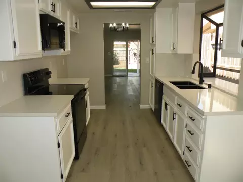 Kitchen - 1005 Vindel Ln, Modesto, CA 95350 photo 5 of 7