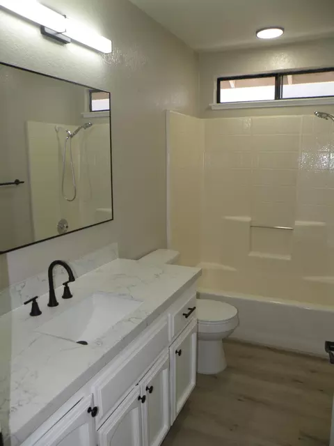 Bath - 1005 Vindel Ln, Modesto, CA 95350 photo 1 of 7