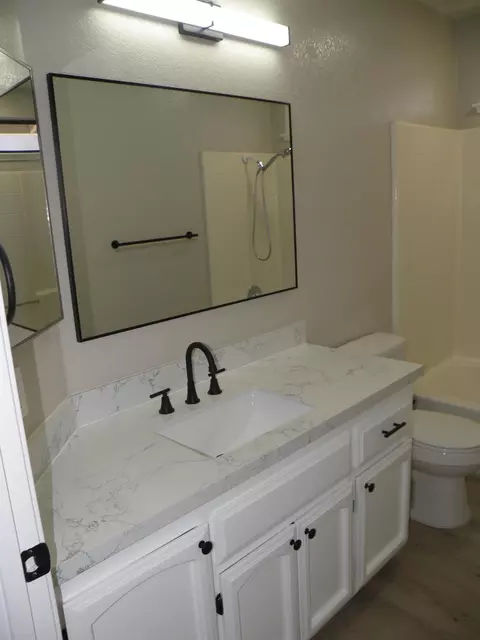Bath - 1005 Vindel Ln, Modesto, CA 95350 photo 3 of 7
