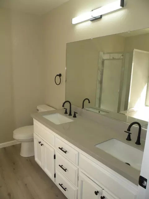 Bath - 1005 Vindel Ln, Modesto, CA 95350 photo 4 of 7