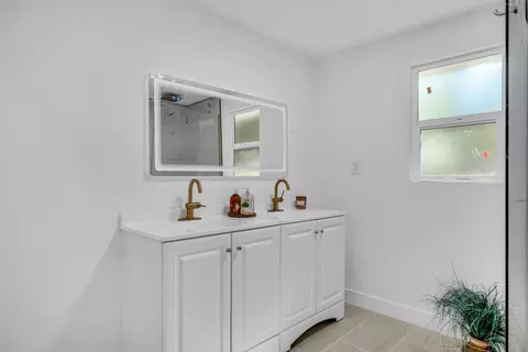 Bath - 3113 Clark St, Placerville, CA 95667 photo 3 of 5