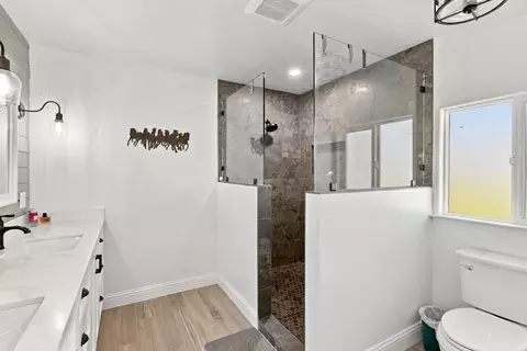Bath - 12647 E Tokay Colony Rd, Lodi, CA 95240 photo 2 of 5