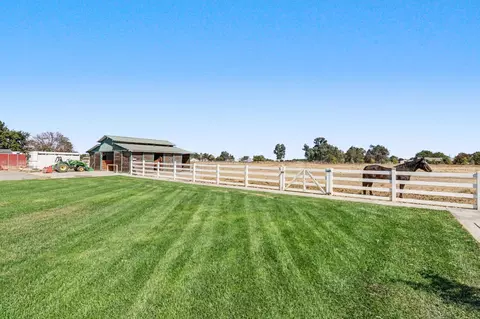 Exterior - 12647 E Tokay Colony Rd, Lodi, CA 95240 photo 20 of 26
