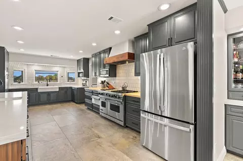Kitchen - 12647 E Tokay Colony Rd, Lodi, CA 95240 photo 8 of 10
