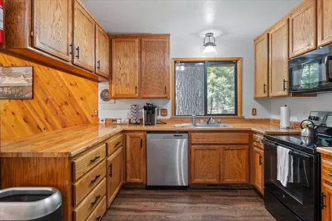 Kitchen - 2721 Sioux Trl, Arnold, CA 95223 photo 2 of 2
