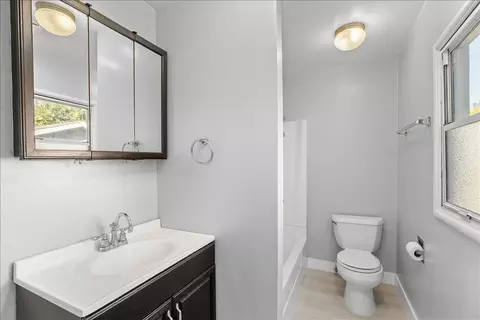 Bath - 1736 Baker Ave, Escalon, CA 95320 photo 1 of 2