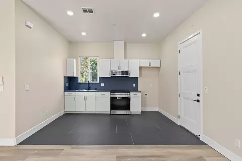 Kitchen - 431 Sycamore Ave, Manteca, CA 95336 photo 4 of 5