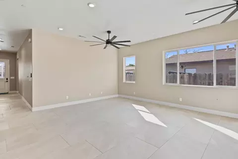 Living - 431 Sycamore Ave, Manteca, CA 95336 photo 1 of 10