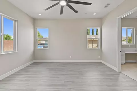 Living - 431 Sycamore Ave, Manteca, CA 95336 photo 4 of 10