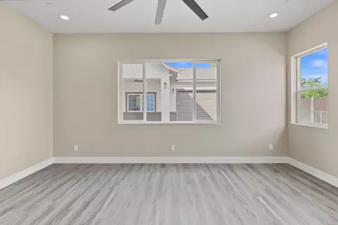 Living - 431 Sycamore Ave, Manteca, CA 95336 photo 5 of 10