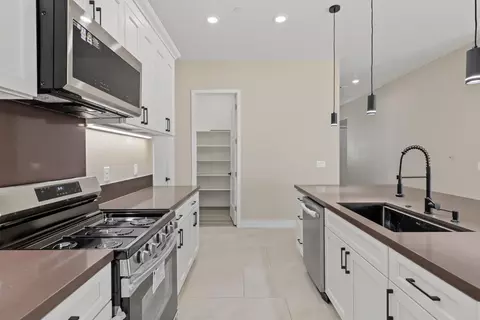 Kitchen - 431 Sycamore Ave, Manteca, CA 95336 photo 3 of 5