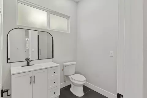 Bath - 431 Sycamore Ave, Manteca, CA 95336 photo 7 of 9