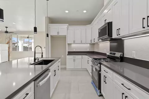 Kitchen - 431 Sycamore Ave, Manteca, CA 95336 photo 2 of 5