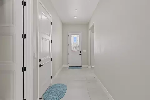 Entry Way - 431 Sycamore Ave, Manteca, CA 95336 photo 4 of 6