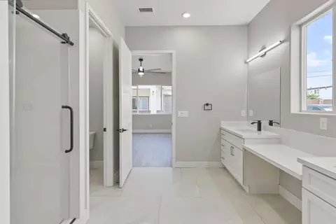 Bath - 431 Sycamore Ave, Manteca, CA 95336 photo 4 of 9
