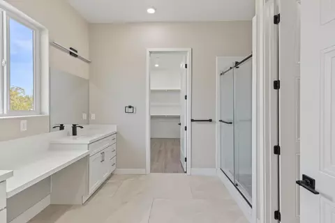 Bath - 431 Sycamore Ave, Manteca, CA 95336 photo 1 of 9