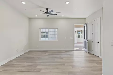 Living - 431 Sycamore Ave, Manteca, CA 95336 photo 7 of 10