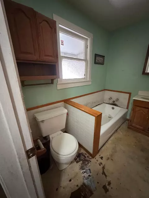 Bath - 1836 E Poplar St, Stockton, CA 95205 photo 2 of 3