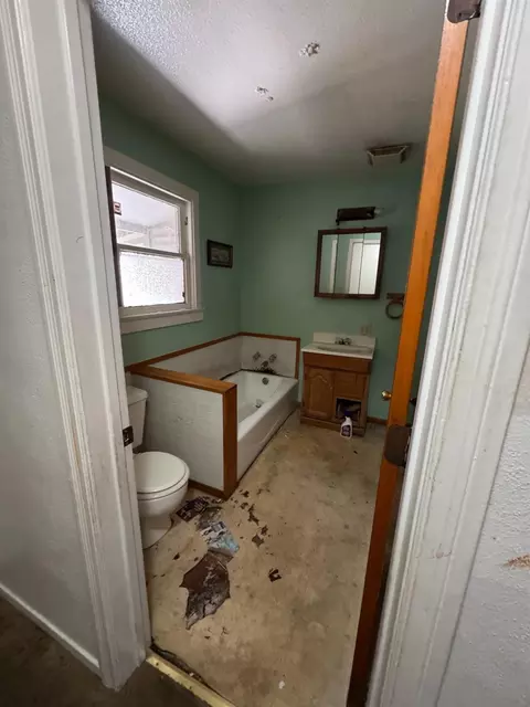 Bath - 1836 E Poplar St, Stockton, CA 95205 photo 1 of 3