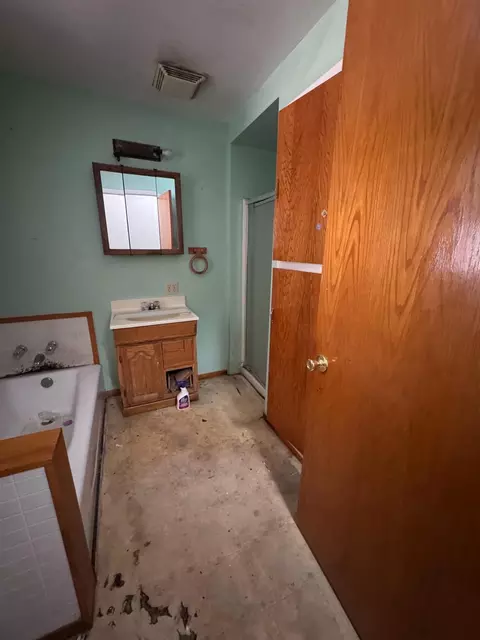 Bath - 1836 E Poplar St, Stockton, CA 95205 photo 3 of 3