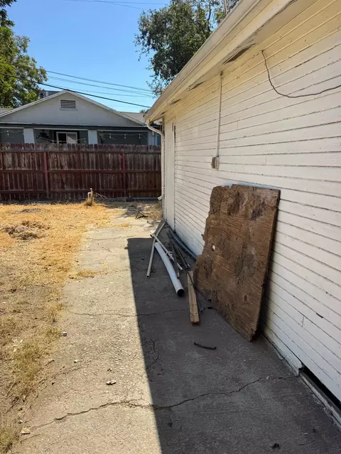 Exterior - 1836 E Poplar St, Stockton, CA 95205 photo 6 of 12
