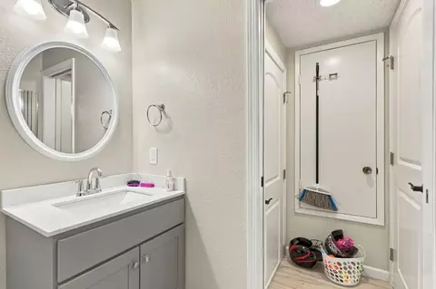 Bath - 1893 Cherokee Dr #2, Salinas, CA 93906 photo 2 of 3