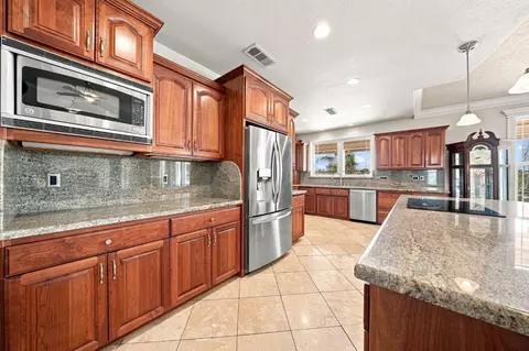 Kitchen - 13387 Lark Ct, Redding, CA 96003 photo 4 of 4