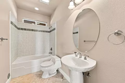 Bath - 13387 Lark Ct, Redding, CA 96003 photo 4 of 4