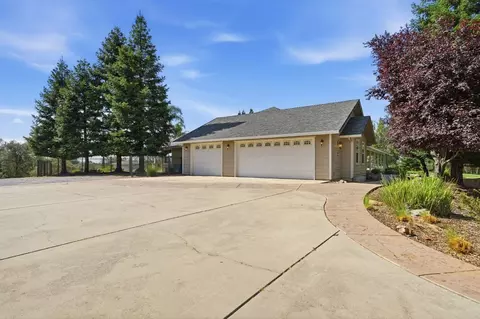 Exterior - 13387 Lark Ct, Redding, CA 96003 photo 2 of 15