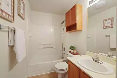 Bath - 418 Glenbriar Cir, Tracy, CA 95377 photo 2 of 2