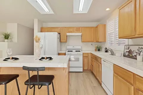 Kitchen - 418 Glenbriar Cir, Tracy, CA 95377 photo 4 of 6